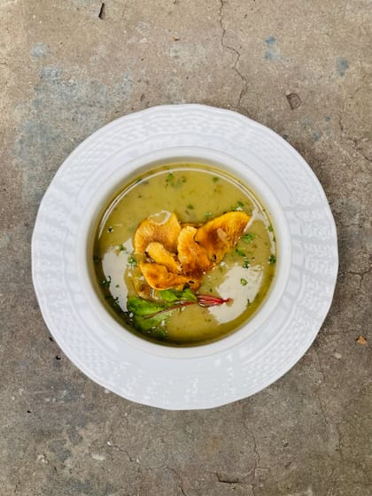 Sopa de topinambur con chips, uno de los platos de temporada de Catalino.