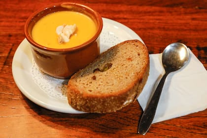 Sopa del día de calabaza, con pan de centeno y miel.