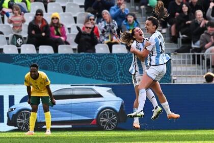Sophia Braun descontó con un golazo desde afuera del área y cinco minutos después llegó el empate de Argentina ante Sudáfrica.