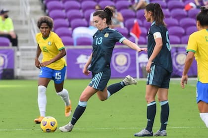 Sophie Braun, en acción contra Brasil, en su debut en la selección mayor.