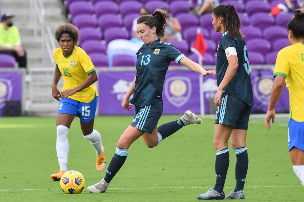 Sophia Braun, en acción contra Brasil, en su debut en la selección mayor.