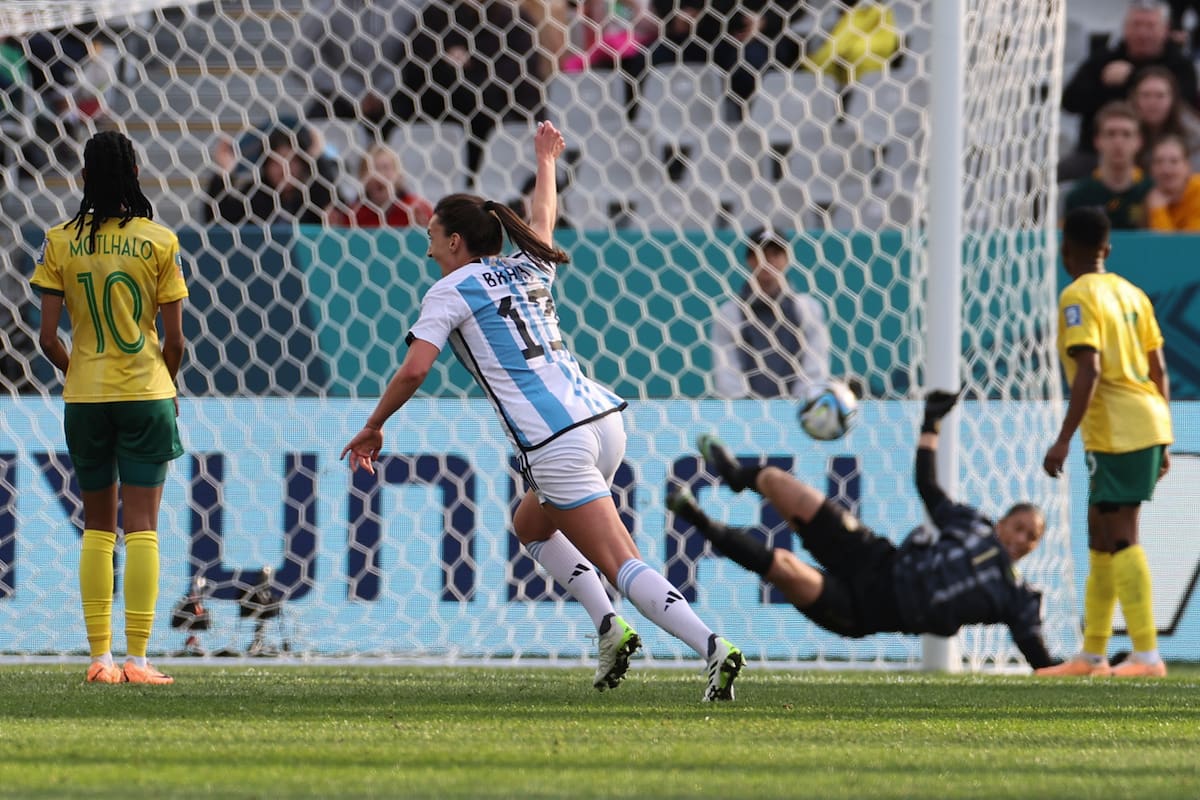 Sophia Braun hizo ante Sudáfrica el golazo que revivió a Argentina en el Mundial de fútbol femenino; el próximo miércoles el seleccionado se jugará la chance de pasar a los octavos de final, frente al poderoso Suecia.