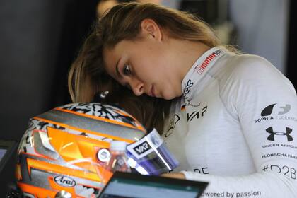 Sophia Floersch, la piloto del equipo Van Amersfoort, en los boxes del GP de Macao de la Fórmula 3