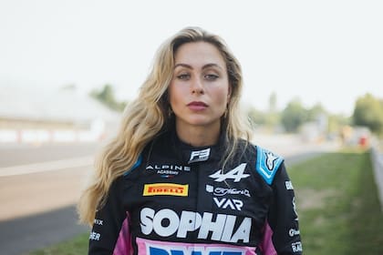 Sophia Floresch, la piloto alemana de 24 años que cuestionó la compra de Colapinto y recordó una accidente que ambos protagonizaron en 2021