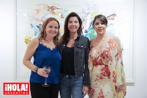 Sophia Klotsa y Carminne Dodero, anfitrionas de la muestra "El beso de la selva", recibieron la visita de la famosa socialité y fotógrafa Marina Vernikos (en el centro), descendiente de una de las familias más ricas de Grecia.