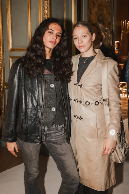 Sophia Santamarina y Clara Fiorito, con estilismos en tonos neutros