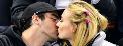 El tierno beso de Sophie Turner y Joe Jonas durante un evento deportivo. “Joe es tan lindo, talentoso, divertido y carismático. ¿Cómo es que estoy con él? Tengo mucha suerte de que alguien como él quiera pasar tiempo conmigo”, dijo la actriz sobre el padre de sus hijas