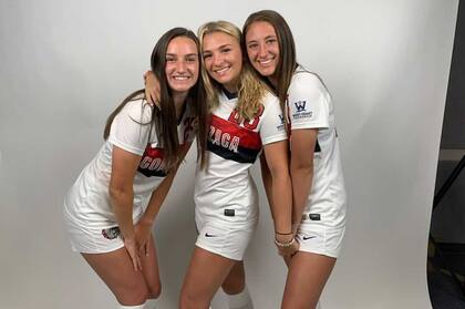 Sophie Broun y una sesión de fotos de su equipo, junto a dos compañeras.