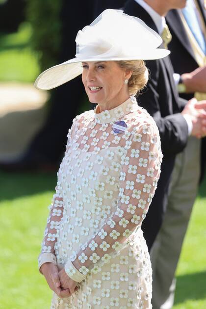 Sophie de Edimburgo optó por un vestido blanco para celebrar su 25° aniversario de bodas con el príncipe Eduardo, hermano menor del rey Carlos III. Se trata de un diseño con apliques de margaritas de Suzannah London que combinó con un sombrero de Jane Taylor London.