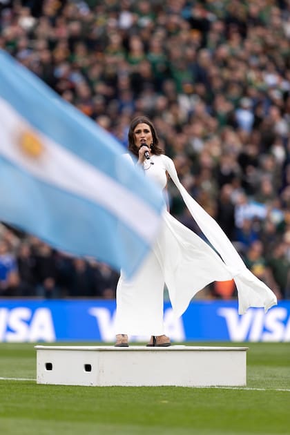 Sophie Oliver cantó el Himno Nacional en el partido de Los Pumas frente a Sudáfrica en el mítico Twickenham