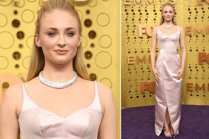 Sophie Turner con un look creado por Louis Vuitton