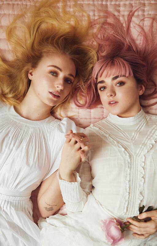 Sophie Turner y Maisie Williams