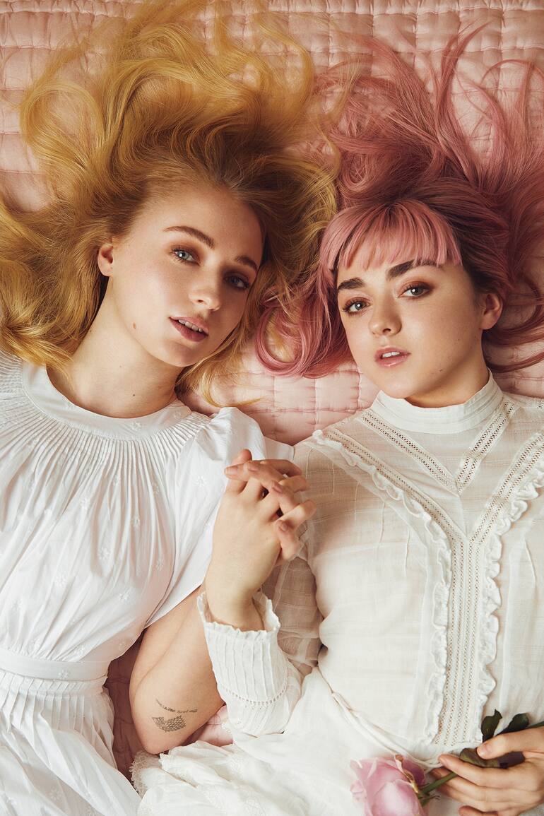 Sophie Turner y Maisie Williams