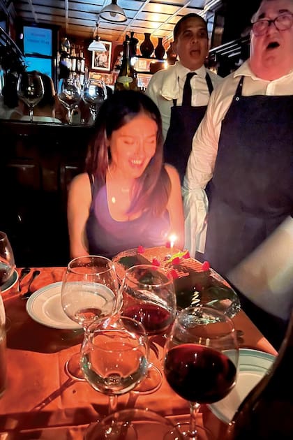 Soplando las velitas en un restaurante. Su marido, el magnate francés François-Henri Pinault, le deseó lo mejor: “Te amamos, reina de mi corazón".