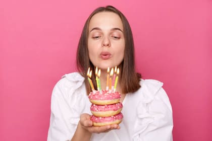 Soplar las velas al momento de celebrar el cumpleaños es un ritual que se lleva a cabo en gran parte del mundo (Foto: Pixabay)