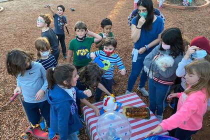 Soplar las velitas al aire libre y con amigos, así fue el cumpleaños de Julián en la plaza Zapiola