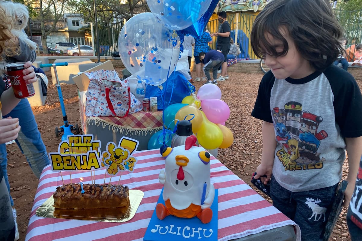 Soplar las velitas al aire libre y con amigos, así fue el cumpleaños de Julián en la plaza Zapiola