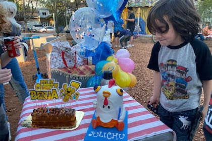 Soplar las velitas al aire libre y con amigos, así fue el cumpleaños de Julián en la plaza Zapiola