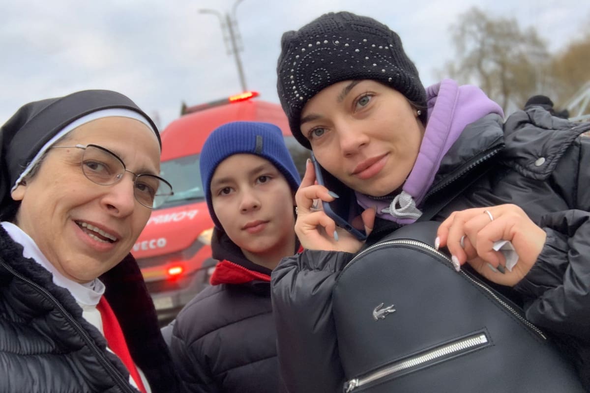 Sor Lucía Caram con algunos de los refugiados