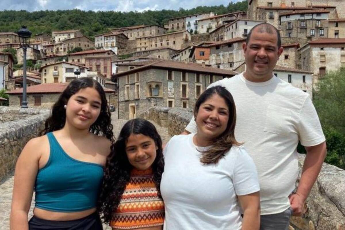 Soraida Ledezma y Carlos Escalona (derecha) junto a sus hijas en Villoslada de Cameros, La Rioja.
