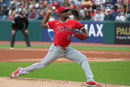 Soriano lanza 6 entradas sin carreras y Angelinos derrotan 4-1 a Guardianes en el regreso de Trout