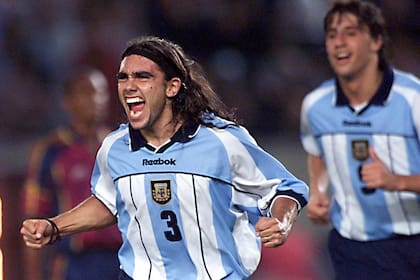 Sorín celebra su tanto, en la goleada ante Venezuela en 2001