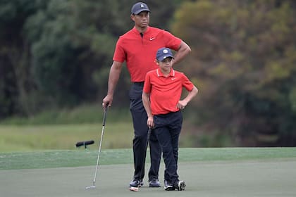 Sorprendieron las similitudes en l lenguaje corporal de Tiger Woods con su hijo
