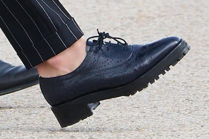 Sorprendió a muchos que la Reina reemplazara sus clásicos stilettos por zapatos bajos. Hace poco le diagnosticaron neuroma de Morton (engrosamiento del tejido alrededor de uno de los nervios de los dedos de los pies), una afección dolorosa que complica el uso de tacos altos.