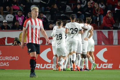 Sorpresa en el estadio UNO: Colón se destapa con goles; tras algún partido anterior había habido un rumor de dimisión de Zielinski, y finalmente el alejamiento se dio tras el 2-4 de Estudiantes este viernes.