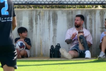 ¡Sorpresa! Leo Messi fue con Mateo y Ciro a ver el entrenamiento de Thiago con las inferiores de Inter Miami y hasta se puso en "modo DT" (Foto: Twitter @M30Xtra)