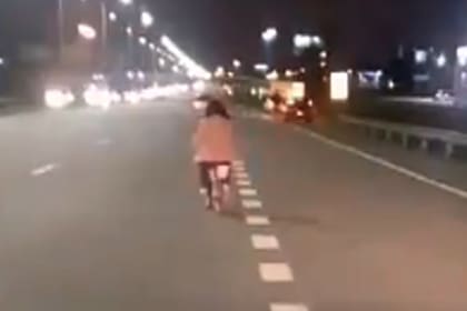 Sorpresa y peligro en la Panamericana: una adolescente de 15 años circulaba en bicicleta por la autopista