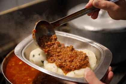 Sorrentinos con salsa Bolognesa en la Trattoria Napolitana Véspoli, de Mar del Plata