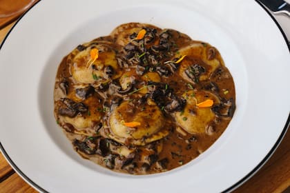 Sorrentinos de lomo 100% libres de gluten con salsa crema, blend de hongos. La pasta más vendida de la carta.