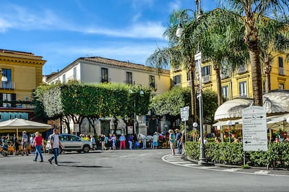 Sorrento quiere multar a cualquiera que camine por la ciudad en bikini o con el torso desnudo con hasta 500 euros