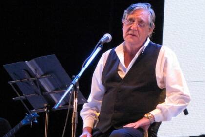 Sosa era un artista polifacético y escribió varias canciones junto al artista Damián Sánchez; entre ellas figura "Otoño en Mendoza", un tema que luego popularizó Pocho Sosa