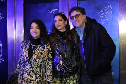 Sosa y Mediavilla junto a Marta, su única hija; después de tres años separados, la cantante decidió buscarlo para comenzar el nuevo milenio juntos: “Hoy pienso que el divorcio salvó mi matrimonio”, reconoció a LA NACION
