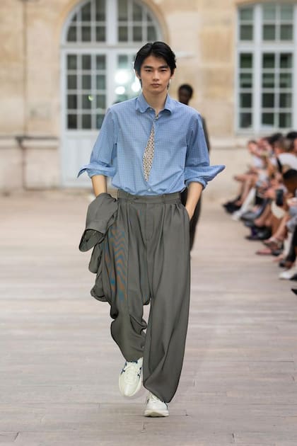 Soshi Otsuki descubrió la moda a los 15 años, cuando vio por YouTube un desfile de Dior Homme. Antes había pensado en entrar a la Academia Nacional de Defensa de Japón e incluso en ser camionero de larga distancia.