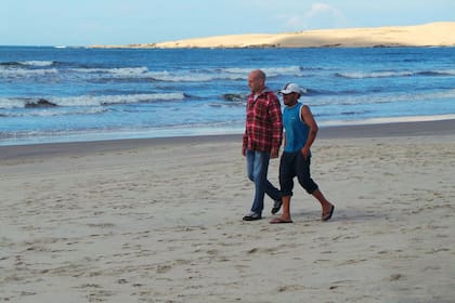 El Cachila Moreira, custodiado por un policía, en una recorrida por la zona de la playa de Barra de Valizas donde fue encontrado el cuerpo de Lola Chomnalez