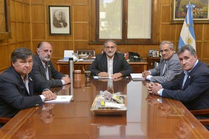 Sostiene que el cese de comercialización tiene "un componente político" y apunta contra Luis Etchevehere, exfuncionario de Macri