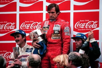 "Sostuvo el trofeo como un castigo", escribió Alfredo Parga: Carlos Reutemann en el podio más triste de su vida, junto con Nigel Mansell y Jacques Laffitte