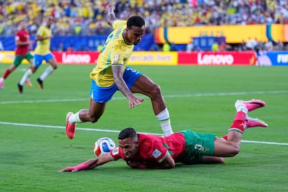 Soufiane Rahimi cabecea contra Gabriel Magalhaes