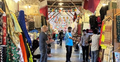 Souq Wakif, en el centro de Doha, es uno de los mercadillos o zocos más visitados de la ciudad (Fuente: José Carlos Cueto/BBC Mundo)
