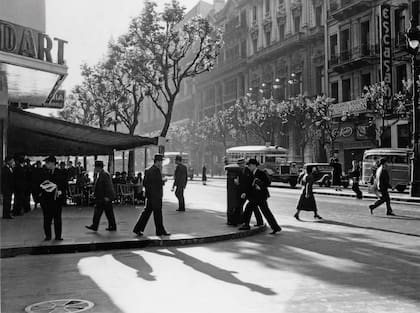 El cruce de Av. de Mayo y Perú, cuando Modart estaba en esa esquina. 1939