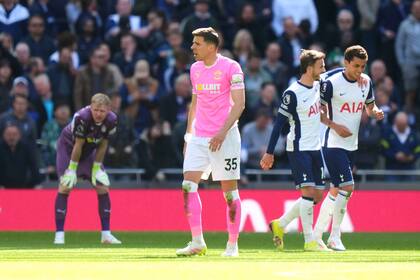 Southampton desciende de la Liga Premier y Liverpool cae ante Fulham
