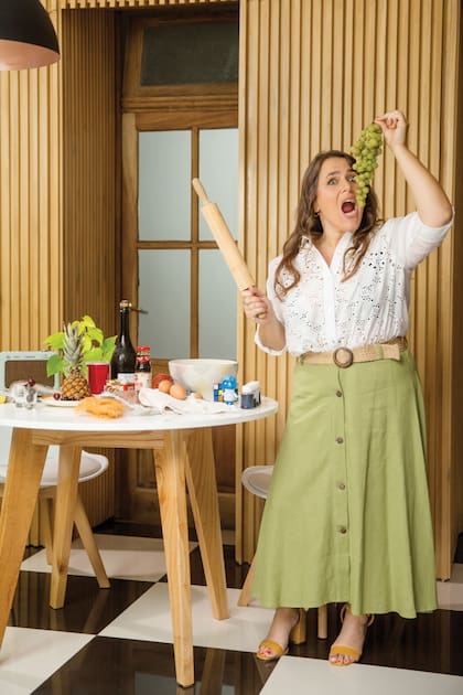 “Soy de las que podrían caer con el estafador de Tinder. No por salir con un tipo de guita, sino porque me gusta compartir y si me lo pedís, te doy lo que sea”, confiesa Malena en esta charla con ¡HOLA! Argentina, que transcurre en su cocina.