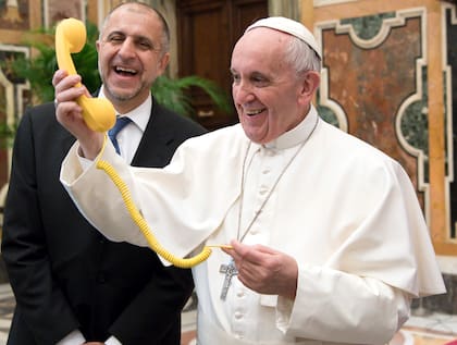 “Soy Francisco y no es broma”: cuando el Papa llamaba por teléfono y no todos le creían