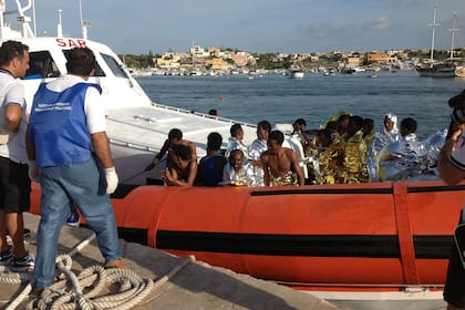 "Soy hijo del mismo mar que ellos atravesaron", dice este médico dedicado a recibir a los migrantes africanos que llegan a Lampedusa. En la imagen, un grupo de inmigrantes es rescatado en esa costa durante el trágico naufragio de octubre de 2013