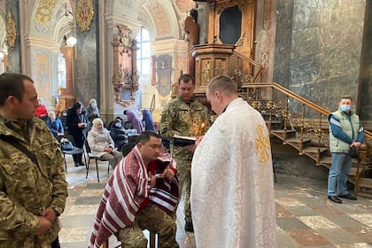 “Soy huérfano, no sé si fui bautizado cuando nací, pero acabo de entrar al ejército, estoy por ir al frente y quise recibir el bautismo porque quiero estar en manos de Dios”, explica a LA NACION Viacheslav