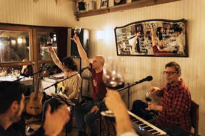 "Soy más cantor que músico. Toco la guitarra, pero lo mío siempre fue cantar. Viene de familia, algo que vivimos toda nuestra vida"