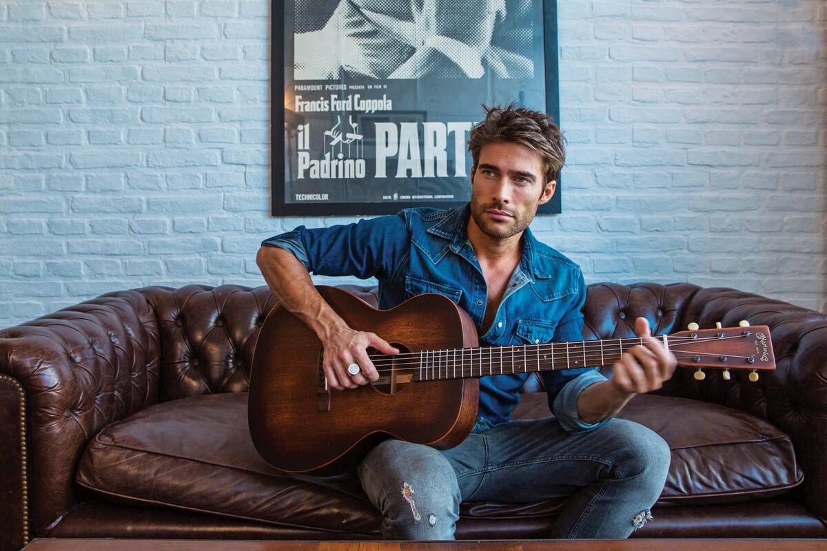 “Soy un guitarrista que
aprendió de oído”, comenta
Rodrigo mientras posa en el
entrepiso de su departamento.
Allí armó su refugio musical,
donde pasa largas horas
tocando y grabando